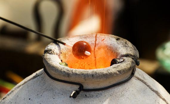 Production of glass beads traditional method Production of multi-colored glass beads